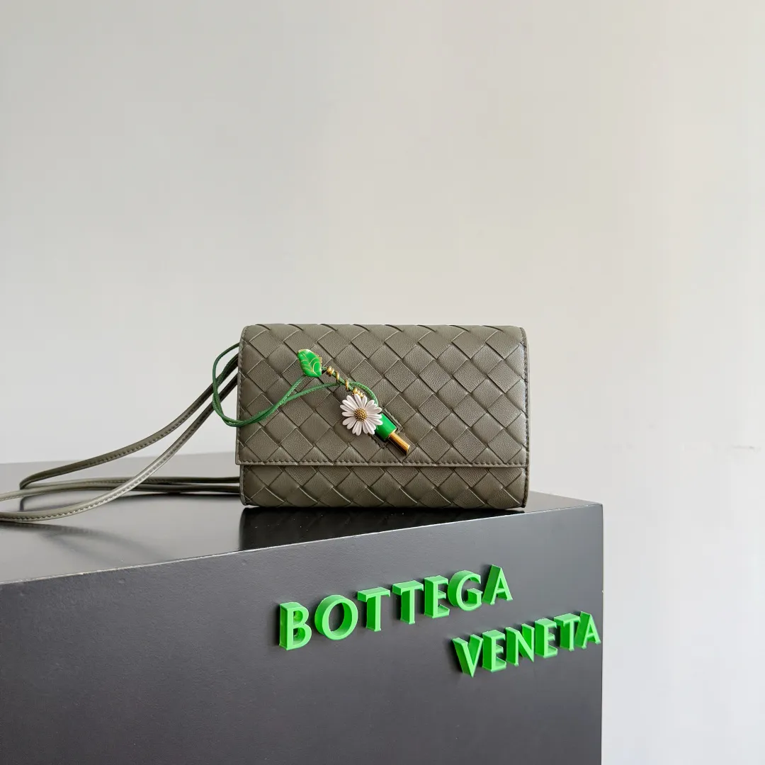 Batch 1560 Bottega Veneta2025 new product Daisy Andiamo bag, classic woven crossbody bag, thin shoulder strap is more casual, especially the small pendant design this time, daisy + green leaves + small gold chain, add a playful and smart look to the tough leather🌼Metallic button and knot closure, simple but not simple, elegant texture, elegant weaving attitude. You can also decide how to carry the bag according to your outfit and occasion. It can be used as a clutch bag, shoulder bag, or crossbody bag. It has a high usage rate. 😊Pair it with a simple skirt to instantly become relaxed and fashionable. Pair it with a smart suit to neutralize the formal feeling. It can be used for commuting and dating! Style number: 838870 (836940) Size: 19*12.6*2cm